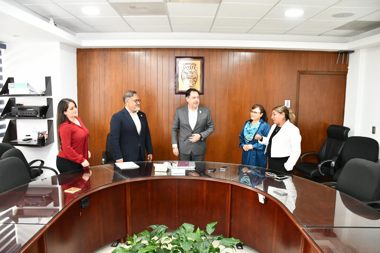 Reunión de trabajo con el Lic. Juan Gerardo  Lopez Hernandez, Director de Prestaciones Economicas  y Sociales, Tema EBDIS
